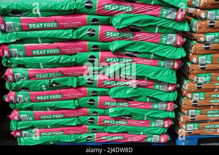 Stapel von Beuteln ohne Torfgartenkompost im Gartencenter UK Stockfoto
