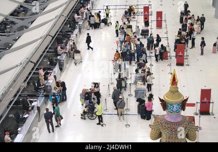 Die Passagiere kommen an den Check-in-Schaltern am Flughafen Suvarnabhumi in Bangkok an. Stockfoto