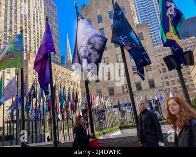 Die 193 Flaggen rund um die Eisbahn am Rockefeller Center in New York am Freitag, den 1. April 2022, zeigen die Arbeit von Einzelpersonen, die Flaggen nach dem Thema „nur eine Erde“ entworfen haben. Die Zusammenarbeit zwischen dem UN-Umweltprogramm, dem Klimamuseum und dem Rockefeller Center zeigt die 193 Gewinner-Designs, die alle auf biologisch abbaubaren Flaggen gedruckt wurden. Die Flaggen bleiben bis zum 6. Mai zu sehen. (© Frances M. Roberts) Stockfoto