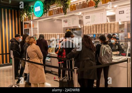 Weiche Eröffnung einer Filiale von Naya Middle-Eastern Food in der Moynihan Train Hall in New York am Dienstag, den 5. April 2022. (© Richard B. Levine) Stockfoto