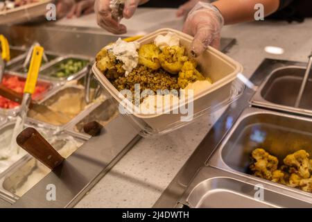 Weiche Eröffnung einer Filiale von Naya Middle-Eastern Food in der Moynihan Train Hall in New York am Dienstag, den 5. April 2022. (© Richard B. Levine) Stockfoto