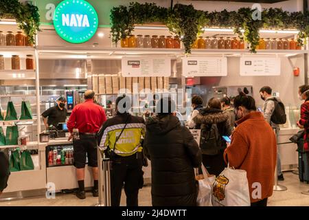 Weiche Eröffnung einer Filiale von Naya Middle-Eastern Food in der Moynihan Train Hall in New York am Dienstag, den 5. April 2022. (© Richard B. Levine) Stockfoto