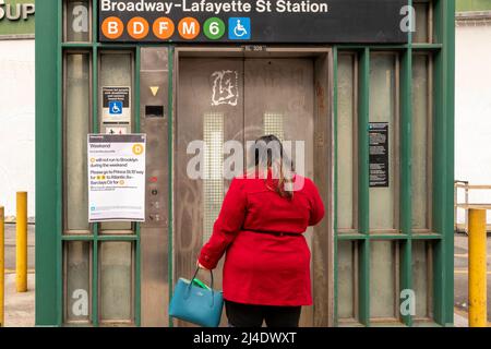 Am Samstag, den 9. April 2022, wartet eine Frau auf einen Aufzug, der sie in die U-Bahn der Broadway-Lafayette Station in Soho in New York bringt. Richard B. Levine) Stockfoto
