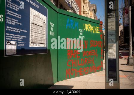 Anti-Russland, Pro-Ukraine-Graffiti auf einem Gehsteig in Chelsea in New York am Freitag, 8. April 2022. (© Richard B. Levine) Stockfoto