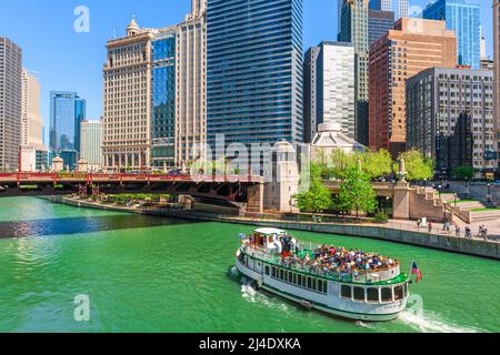 CHICAGO, ILLINOIS, USA - 16. MAI 2018: Passagiere genießen eine Flussbootfahrt durch die Innenstadt von Chicago. Stockfoto