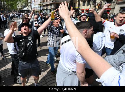 Barcelona, Spanien. 14. April 2022. Fußball: Europa League, FC Barcelona - Eintracht Frankfurt, K.O.-Runde, Viertelfinale, Zweitligist. Eintracht-Fans feiern in der Altstadt. Kredit: Arne Dedert/dpa/Alamy Live Nachrichten Stockfoto