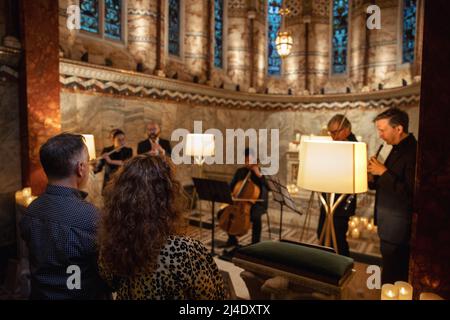 Kerzen für die Ukraine in der Fitzrovia Chapel - Mayfair, London. April 2022 - Fotos: Stephanie Black Stockfoto