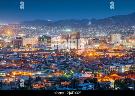 El Paso, Texas, USA Downtown Skyline der Stadt in der Dämmerung mit Juarez, Mexiko in der Ferne. Stockfoto