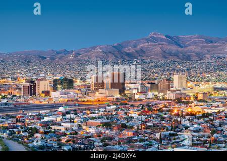 El Paso, Texas, USA Downtown Skyline der Stadt in der Dämmerung mit Juarez, Mexiko in der Ferne. Stockfoto