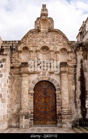 Eine kleine Kirche im Dorf Chiguata in der Nähe von Arequipa, Region Arequipa, Peru. Stockfoto