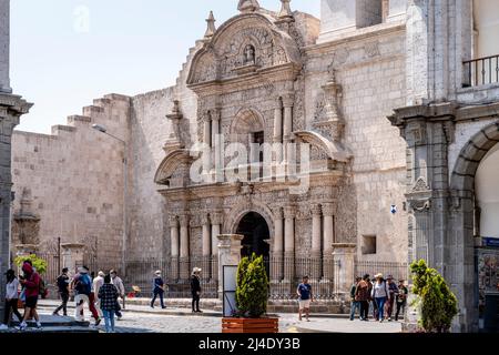 Iglesia De La Compania (Die Kirche Der Gesellschaft), Plaza De Armas, Arequipa, Region Arequipa, Peru. Stockfoto