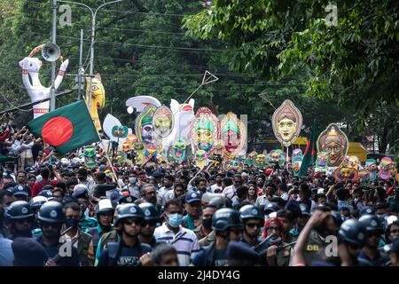 Dhaka, Bangladesch. 14. April 2022. Menschen zusammen mit der Polizei gesehen während einer Kundgebung, um das bengalische Neujahr oder Pohela Boishakh in Dhaka zu feiern. Tausende von Menschen aus Bangladesch feiern den ersten Tag des bengalischen Neujahrs oder Pohela Boishakh, mit verschiedenen bunten Kundgebungen, kulturellen Programmen mit traditionellem Tanz und Musik, wurde dieses bengalische Jahr während des Regimes von Kaiser Akbar eingeführt, um die Einnahmeerhebung im 16.. Jahrhundert zu erleichtern. Kredit: SOPA Images Limited/Alamy Live Nachrichten Stockfoto