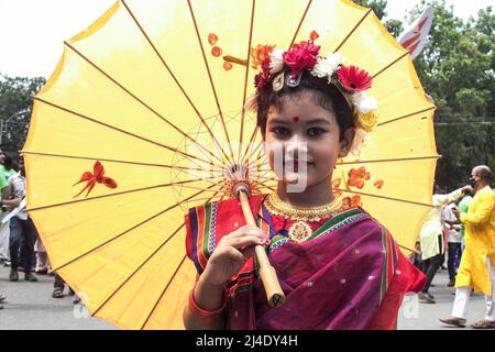 Dhaka, Bangladesch. 14. April 2022. Ein Kind posiert für ein Porträt, um den ersten Tag des bengalischen Neujahrs oder Pohela Boishakh' in Dhaka zu feiern. Tausende von Menschen aus Bangladesch feiern den ersten Tag des bengalischen Neujahrs oder Pohela Boishakh, mit verschiedenen bunten Kundgebungen, kulturellen Programmen mit traditionellem Tanz und Musik, wurde dieses bengalische Jahr während des Regimes von Kaiser Akbar eingeführt, um die Einnahmeerhebung im 16.. Jahrhundert zu erleichtern. Kredit: SOPA Images Limited/Alamy Live Nachrichten Stockfoto