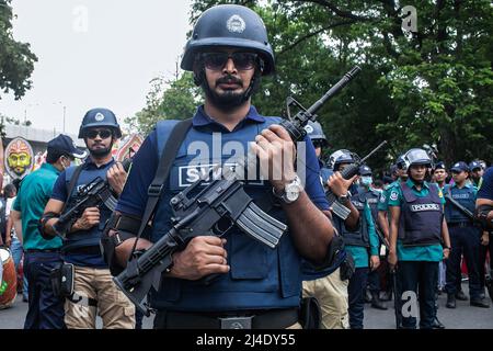 Dhaka, Bangladesch. 14. April 2022. Mitglieder der Spezialsicherheitseinheit "SWAT (Spezialwaffen und Taktik)" werden vor der bengalischen Neujahrskundgebung in Dhaka eingesetzt. Tausende von Menschen aus Bangladesch feiern den ersten Tag des bengalischen Neujahrs oder Pohela Boishakh, mit verschiedenen bunten Kundgebungen, kulturellen Programmen mit traditionellem Tanz und Musik, wurde dieses bengalische Jahr während des Regimes von Kaiser Akbar eingeführt, um die Einnahmeerhebung im 16.. Jahrhundert zu erleichtern. Kredit: SOPA Images Limited/Alamy Live Nachrichten Stockfoto