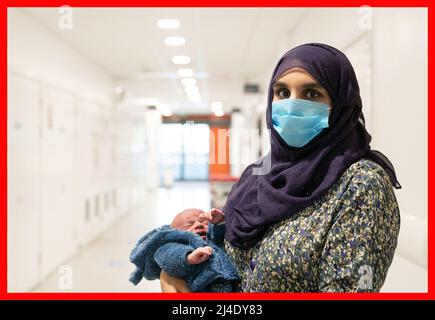 PABest Lalene Malik, 23, mit ihrem zwei Wochen alten Baby Mohammed Ibrahim im Northwick Park Hospital in Harrow. Frau Malik ging am 26. März mit Magenkrämpfen zu A&E und brachte ihr Baby auf den Toiletten zur Welt, nachdem sie nicht wusste, dass sie schwanger war und keine äußeren körperlichen Anzeichen einer Schwangerschaft hatte. Bilddatum: Mittwoch, 13. April 2022. Stockfoto