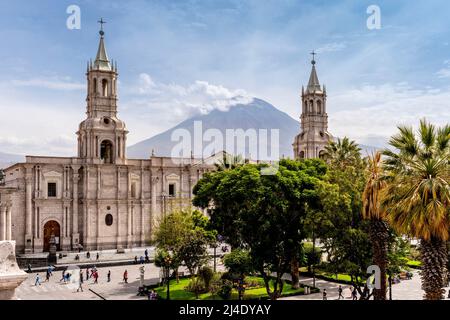 Die Basilika Kathedrale von Arequipa mit Blick auf den Vulkan El Misti im Hintergrund, Arequipa, Peru. Stockfoto