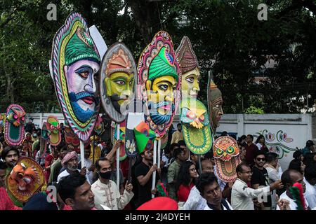 Dhaka, Bangladesch. 14. April 2022. Menschen tragen Masken bei einer Kundgebung, um Pohela Boishakh, den ersten Tag des bengalischen Neujahrs, in Dhaka zu feiern. Tausende von Menschen aus Bangladesch feiern den ersten Tag des bengalischen Neujahrs oder Pohela Boishakh, mit verschiedenen bunten Kundgebungen, kulturellen Programmen mit traditionellem Tanz und Musik, wurde dieses bengalische Jahr während des Regimes von Kaiser Akbar eingeführt, um die Einnahmeerhebung im 16.. Jahrhundert zu erleichtern. (Foto: Sazzad Hossain/SOPA Images/Sipa USA) Quelle: SIPA USA/Alamy Live News Stockfoto