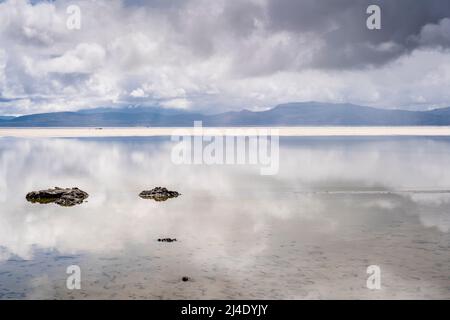 Der Salar de Moche (See Salinas) Salzsee in der Nähe der Stadt Arequipa, Region Arequipa, Peru. Stockfoto