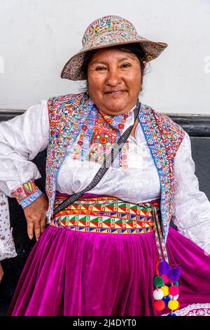 Eine einheimische Frau in Tracht, Plaza De Armas, Arequipa, Region Arequipa, Peru. Stockfoto
