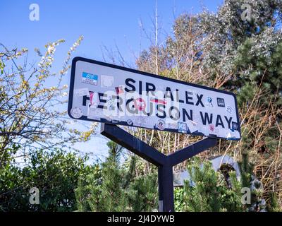 Manchester Großbritannien April 2022 berühmtes Straßenschild Sir Alex Ferguson Way Old Trafford Manchester United Stockfoto