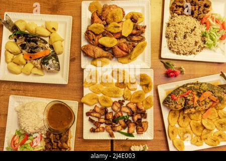 Karibische Gerichte mit Fleischeintöpfen mit Reis, Tostones und Kochbananen, maurischem Reis, Hühnerfleisch und Hackfleisch Stockfoto