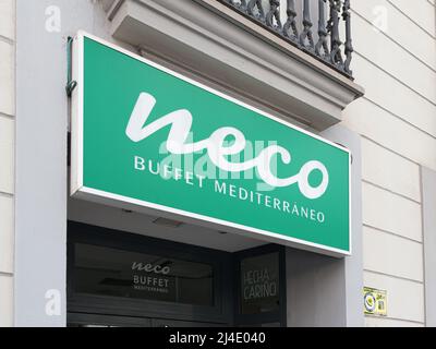 VALENCIA, SPANIEN - 14. APRIL 2022: Neco ist eine spanische Kette mediterraner Lebensmittel Stockfoto