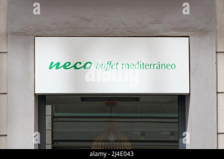 VALENCIA, SPANIEN - 14. APRIL 2022: Neco ist eine spanische Kette mediterraner Lebensmittel Stockfoto