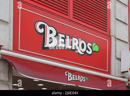 VALENCIA, SPANIEN - 14. APRIL 2022: Belros ist eine spanische Süßigkeitengeschäft- und Snackkette Stockfoto