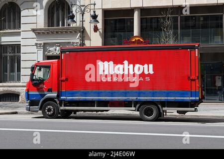 VALENCIA, SPANIEN - 14. APRIL 2022: Mahou ist eine spanische Brauerei, die 1890 in Madrid gegründet wurde Stockfoto