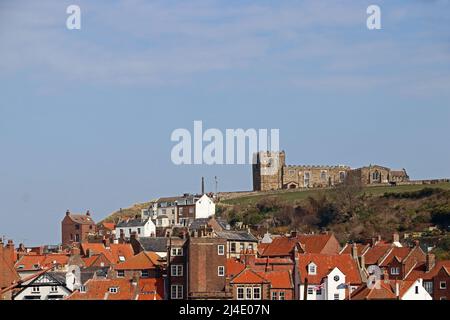 Kirche St. Mary auf Klippen mit Blick auf Whitby Stockfoto