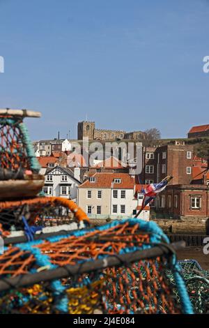 Kirche St. Mary auf Klippen mit Blick auf Whitby, vom Hafen aus Stockfoto