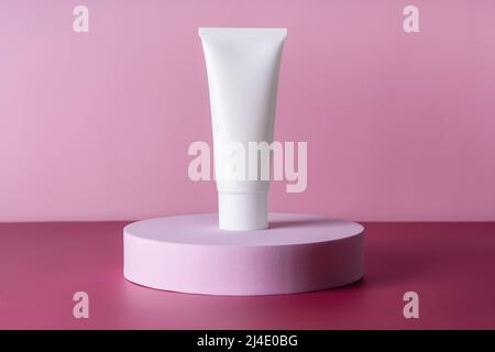 Creme-Flasche, Lotion, Mousse Schaufenster für die Hautpflege Routine. Beauty-Reiniger, Shampoo-Stand. Stockfoto