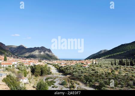 Blick auf Leonidio (traditionelles griechisches Dorf) mit blauem Himmel und Bergen am südlichen Peloponnes, Griechenland Stockfoto