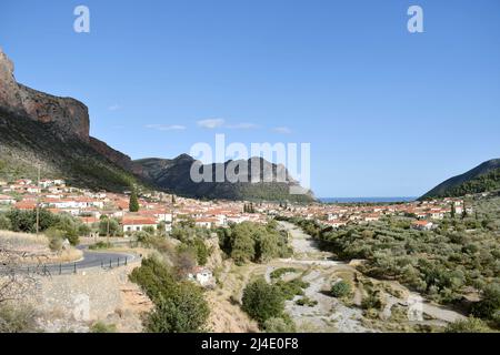 Blick auf Leonidio (traditionelles griechisches Dorf) mit blauem Himmel und Bergen am südlichen Peloponnes, Griechenland Stockfoto