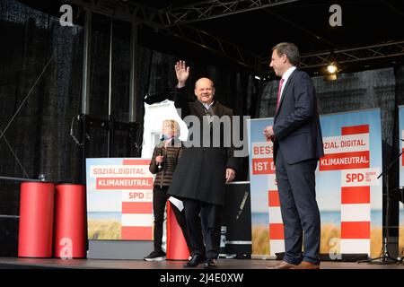 Olaf Scholz wird von Thomas Losse-Müller, Spitzenkandidat der SPD Schleswig-Holstein auf der Bühne grüßt. - Bundeskanzler Olaf Scholz besucht im Rah Stockfoto