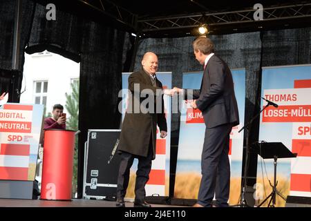 Olaf Scholz wird von Thomas Losse-Müller grüßt -Bundeskanzler Olaf Scholz besucht im Rahmen des Landtagswahlkampfes in Schleswig Holstein eine Veran Stockfoto