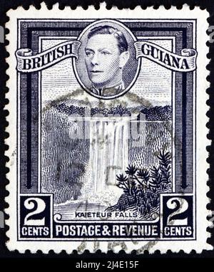 BRITISCH-GUAYANA - UM 1949: Eine in Britisch-Guayana gedruckte Marke zeigt Kaieteur Falls, Wasserfall am Potaro-Fluss Guyana, König George VI., um 1949 Stockfoto