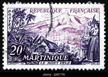 FRANKREICH - UM 1955: Eine in Frankreich gedruckte Marke zeigt Mount Pelee, Martinique, um 1955 Stockfoto