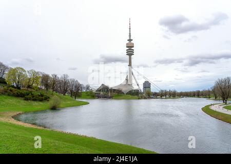 Olympiapark in München Deutschland mit einem Teich und dem hohen Turm Stockfoto