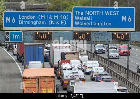 West Bromwich, Birmingham, England, 14. April 2022. Auf der Autobahn M5 in der Nähe von West Bromwich baut sich der Verkehr an der Bank Holiday auf, da Autofahrer versuchen, einen frühen Ausweg zu bekommen, bevor die stark überlasteten Straßen am Karfreitag vorhergesagt werden. Der Autobahnabschnitt mündet in die M6 in Richtung Norden in Richtung Wolverhampton und in Richtung Süden in Richtung London. Quelle: Stop Press Media/Alamy Live News Stockfoto