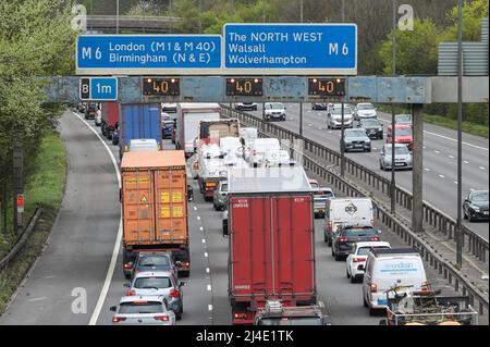 West Bromwich, Birmingham, England, 14. April 2022. Auf der Autobahn M5 in der Nähe von West Bromwich baut sich der Verkehr an der Bank Holiday auf, da Autofahrer versuchen, einen frühen Ausweg zu bekommen, bevor die stark überlasteten Straßen am Karfreitag vorhergesagt werden. Der Autobahnabschnitt mündet in die M6 in Richtung Norden in Richtung Wolverhampton und in Richtung Süden in Richtung London. Quelle: Stop Press Media/Alamy Live News Stockfoto