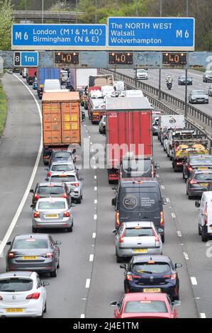 West Bromwich, Birmingham, England, 14. April 2022. Auf der Autobahn M5 in der Nähe von West Bromwich baut sich der Verkehr an der Bank Holiday auf, da Autofahrer versuchen, einen frühen Ausweg zu bekommen, bevor die stark überlasteten Straßen am Karfreitag vorhergesagt werden. Der Autobahnabschnitt mündet in die M6 in Richtung Norden in Richtung Wolverhampton und in Richtung Süden in Richtung London. Quelle: Stop Press Media/Alamy Live News Stockfoto