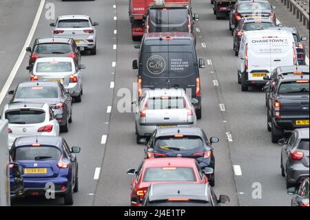 West Bromwich, Birmingham, England, 14. April 2022. Auf der Autobahn M5 in der Nähe von West Bromwich baut sich der Verkehr an der Bank Holiday auf, da Autofahrer versuchen, einen frühen Ausweg zu bekommen, bevor die stark überlasteten Straßen am Karfreitag vorhergesagt werden. Der Autobahnabschnitt mündet in die M6 in Richtung Norden in Richtung Wolverhampton und in Richtung Süden in Richtung London. Quelle: Stop Press Media/Alamy Live News Stockfoto