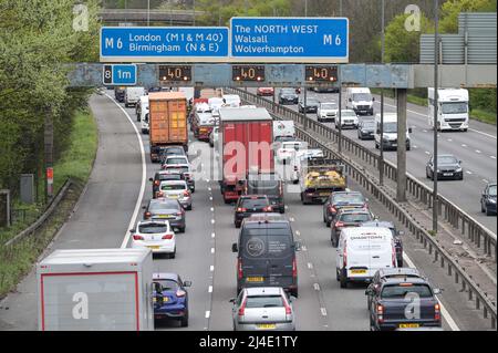 West Bromwich, Birmingham, England, 14. April 2022. Auf der Autobahn M5 in der Nähe von West Bromwich baut sich der Verkehr an der Bank Holiday auf, da Autofahrer versuchen, einen frühen Ausweg zu bekommen, bevor die stark überlasteten Straßen am Karfreitag vorhergesagt werden. Der Autobahnabschnitt mündet in die M6 in Richtung Norden in Richtung Wolverhampton und in Richtung Süden in Richtung London. Quelle: Stop Press Media/Alamy Live News Stockfoto