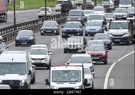 West Bromwich, Birmingham, England, 14. April 2022. Auf der Autobahn M5 in der Nähe von West Bromwich baut sich der Verkehr an der Bank Holiday auf, da Autofahrer versuchen, einen frühen Ausweg zu bekommen, bevor die stark überlasteten Straßen am Karfreitag vorhergesagt werden. Der Autobahnabschnitt mündet in die M6 in Richtung Norden in Richtung Wolverhampton und in Richtung Süden in Richtung London. Quelle: Stop Press Media/Alamy Live News Stockfoto