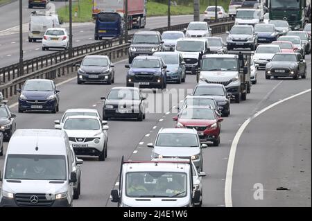 West Bromwich, Birmingham, England, 14. April 2022. Auf der Autobahn M5 in der Nähe von West Bromwich baut sich der Verkehr an der Bank Holiday auf, da Autofahrer versuchen, einen frühen Ausweg zu bekommen, bevor die stark überlasteten Straßen am Karfreitag vorhergesagt werden. Der Autobahnabschnitt mündet in die M6 in Richtung Norden in Richtung Wolverhampton und in Richtung Süden in Richtung London. Quelle: Stop Press Media/Alamy Live News Stockfoto