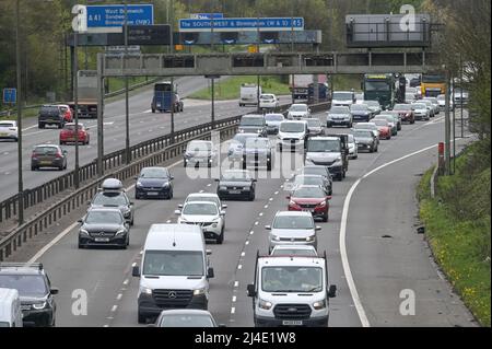 West Bromwich, Birmingham, England, 14. April 2022. Auf der Autobahn M5 in der Nähe von West Bromwich baut sich der Verkehr an der Bank Holiday auf, da Autofahrer versuchen, einen frühen Ausweg zu bekommen, bevor die stark überlasteten Straßen am Karfreitag vorhergesagt werden. Der Autobahnabschnitt mündet in die M6 in Richtung Norden in Richtung Wolverhampton und in Richtung Süden in Richtung London. Quelle: Stop Press Media/Alamy Live News Stockfoto