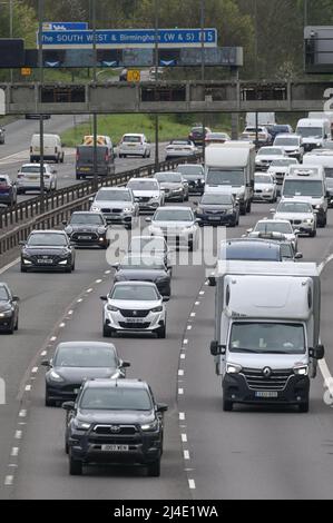 West Bromwich, Birmingham, England, 14. April 2022. Auf der Autobahn M5 in der Nähe von West Bromwich baut sich der Verkehr an der Bank Holiday auf, da Autofahrer versuchen, einen frühen Ausweg zu bekommen, bevor die stark überlasteten Straßen am Karfreitag vorhergesagt werden. Der Autobahnabschnitt mündet in die M6 in Richtung Norden in Richtung Wolverhampton und in Richtung Süden in Richtung London. Quelle: Stop Press Media/Alamy Live News Stockfoto