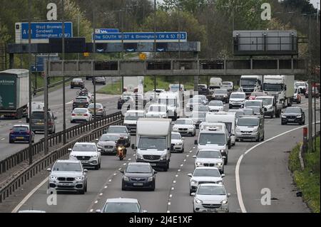 West Bromwich, Birmingham, England, 14. April 2022. Auf der Autobahn M5 in der Nähe von West Bromwich baut sich der Verkehr an der Bank Holiday auf, da Autofahrer versuchen, einen frühen Ausweg zu bekommen, bevor die stark überlasteten Straßen am Karfreitag vorhergesagt werden. Der Autobahnabschnitt mündet in die M6 in Richtung Norden in Richtung Wolverhampton und in Richtung Süden in Richtung London. Quelle: Stop Press Media/Alamy Live News Stockfoto