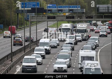 West Bromwich, Birmingham, England, 14. April 2022. Auf der Autobahn M5 in der Nähe von West Bromwich baut sich der Verkehr an der Bank Holiday auf, da Autofahrer versuchen, einen frühen Ausweg zu bekommen, bevor die stark überlasteten Straßen am Karfreitag vorhergesagt werden. Der Autobahnabschnitt mündet in die M6 in Richtung Norden in Richtung Wolverhampton und in Richtung Süden in Richtung London. Quelle: Stop Press Media/Alamy Live News Stockfoto